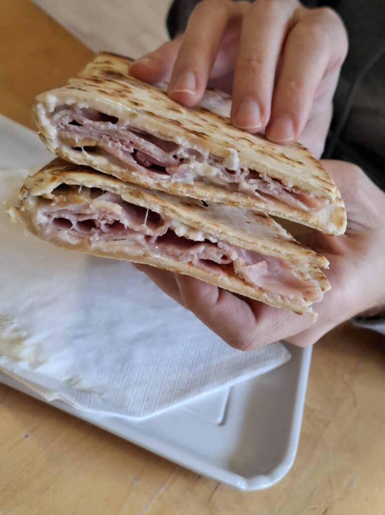 Piadina cotto, stracciatella di mozzarella, funghi porcini | Piada & Burger Meda